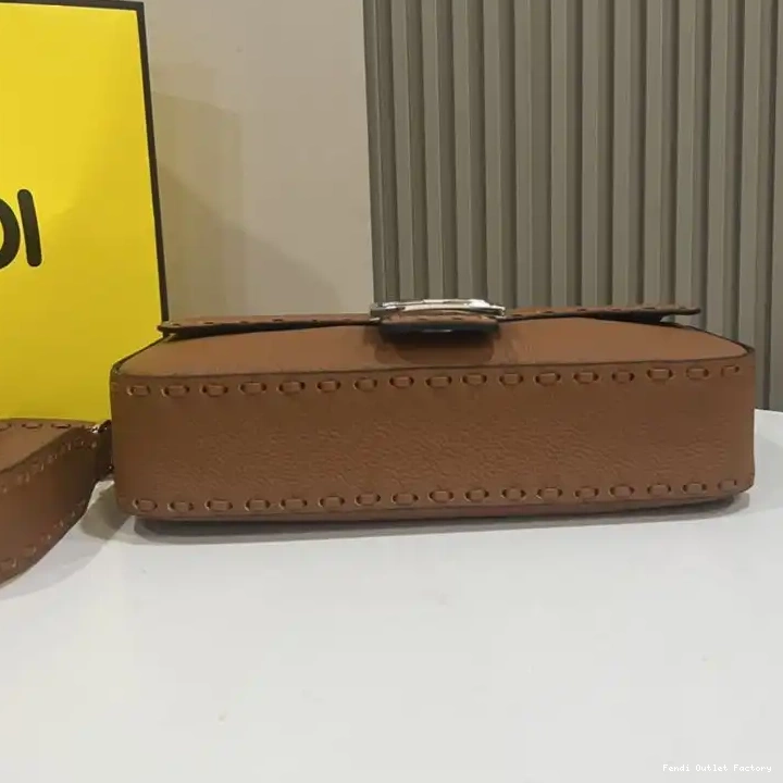 Vintage HOT Leather Baguette Medium In Cuoio Fendi Selleria Romano Brown Bag 0620